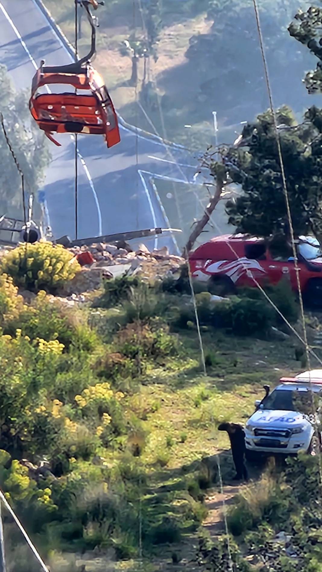 Antalya'daki Teleferik Kazasından Nefes Kesen Görüntüler! Beşik Gibi Sallanan Kabinlerde Metrelerce Yükseklikte Zamanla Yarış 11